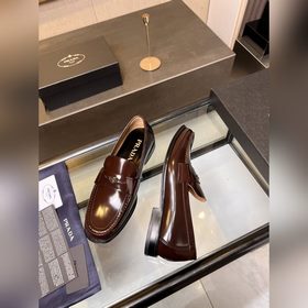 Prada предлагает высококачественные мужские кожаные туфли для пов