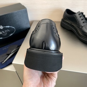 Prada Классические мужские кожаные туфли с рельефным узором для п