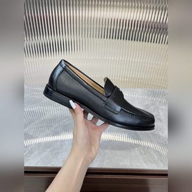 Prada предлагает высококачественную мужскую обувь для повседневно