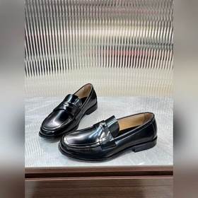 Prada предлагает высококачественные мужские кожаные туфли для пов