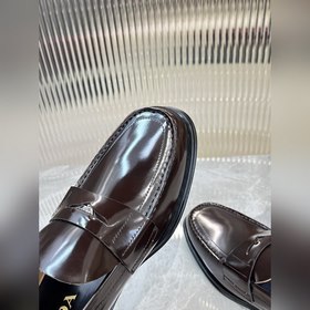 Prada предлагает высококачественные мужские кожаные туфли для пов