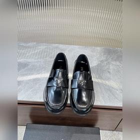Prada предлагает высококачественные мужские кожаные туфли для пов