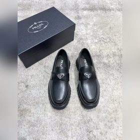 Новая модель Prada, одновременно представленная в магазинах, кожа