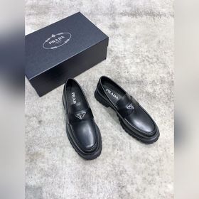 Новая модель Prada, одновременно представленная в магазинах, кожа