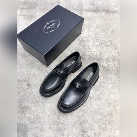 Новая модель Prada, одновременно представленная в магазинах, кожа