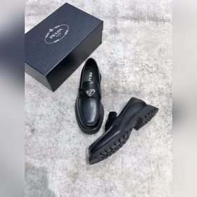Новая модель Prada, одновременно представленная в магазинах, кожа