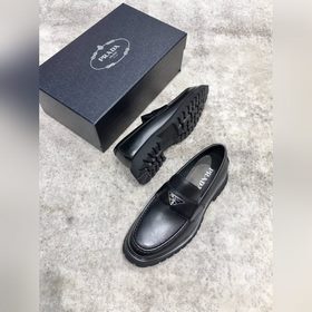 Новая модель Prada, одновременно представленная в магазинах, кожа