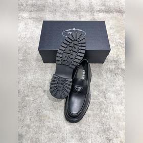 Новая модель Prada, одновременно представленная в магазинах, кожа