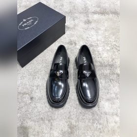 Новая модель Prada, одновременно представленная в магазинах, кожа