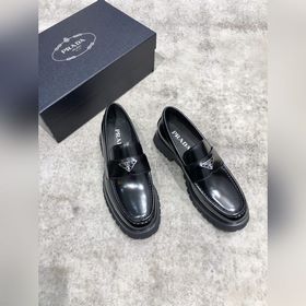 Новая модель Prada, одновременно представленная в магазинах, кожа