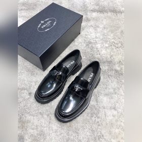 Новая модель Prada, одновременно представленная в магазинах, кожа