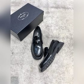 Новая модель Prada, одновременно представленная в магазинах, кожа