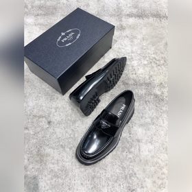 Новая модель Prada, одновременно представленная в магазинах, кожа