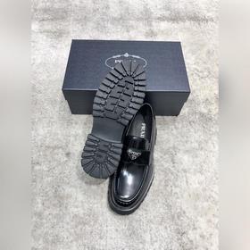Новая модель Prada, одновременно представленная в магазинах, кожа