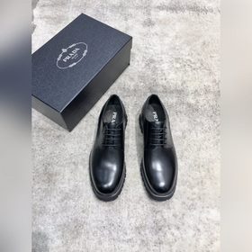 Новая модель Prada, одновременно представленная в магазинах, кожа