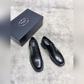 Новая модель Prada, одновременно представленная в магазинах, кожа