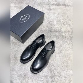 Новая модель Prada, одновременно представленная в магазинах, кожа