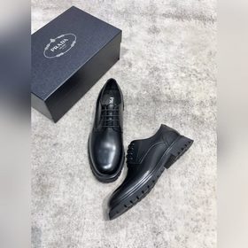 Новая модель Prada, одновременно представленная в магазинах, кожа