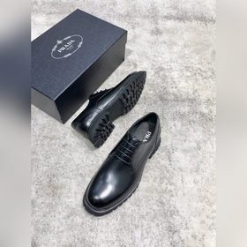 Новая модель Prada, одновременно представленная в магазинах, кожа