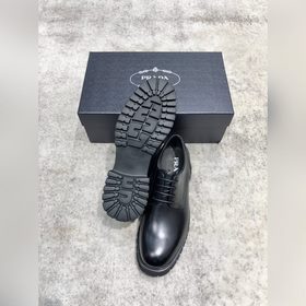 Новая модель Prada, одновременно представленная в магазинах, кожа