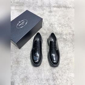 Новая модель Prada, одновременно представленная в магазинах, кожа