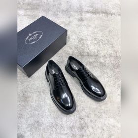 Новая модель Prada, одновременно представленная в магазинах, кожа
