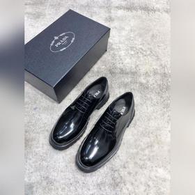 Новая модель Prada, одновременно представленная в магазинах, кожа