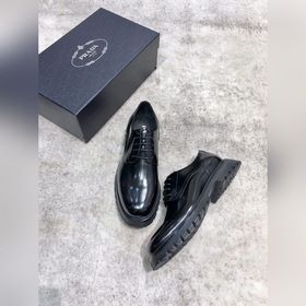 Новая модель Prada, одновременно представленная в магазинах, кожа