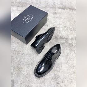 Новая модель Prada, одновременно представленная в магазинах, кожа