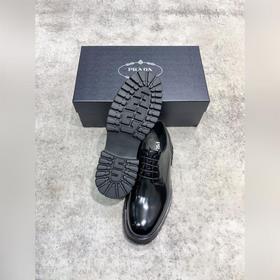 Новая модель Prada, одновременно представленная в магазинах, кожа