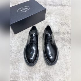 Новая модель Prada, одновременная продажа в фирменных магазинах,