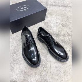 Новая модель Prada, одновременная продажа в фирменных магазинах,