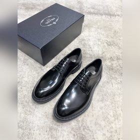Новая модель Prada, одновременная продажа в фирменных магазинах,