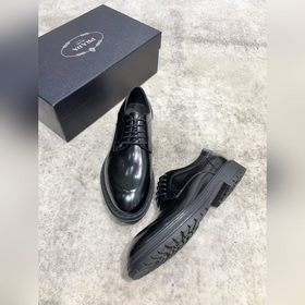 Новая модель Prada, одновременная продажа в фирменных магазинах,