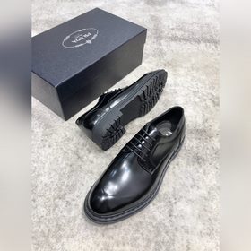 Новая модель Prada, одновременная продажа в фирменных магазинах, 
