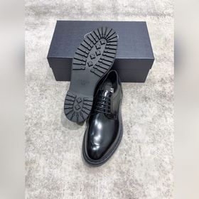 Новая модель Prada, одновременная продажа в фирменных магазинах, 