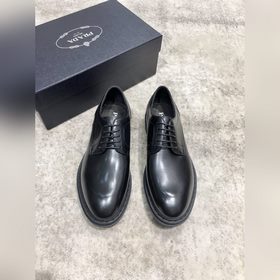 Новая модель Prada, одновременная продажа в фирменных магазинах,