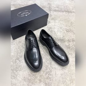 Новая модель Prada, одновременная продажа в фирменных магазинах,