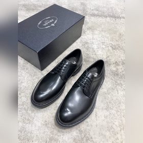 Новая модель Prada, одновременная продажа в фирменных магазинах,
