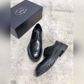 Новая модель Prada, одновременная продажа в фирменных магазинах,