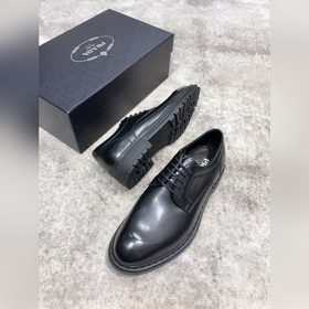 Новая модель Prada, одновременная продажа в фирменных магазинах, 