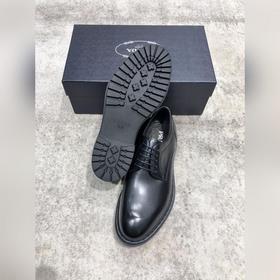 Новая модель Prada, одновременная продажа в фирменных магазинах, 