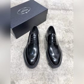 Новая модель Prada, одновременная продажа в фирменных магазинах,