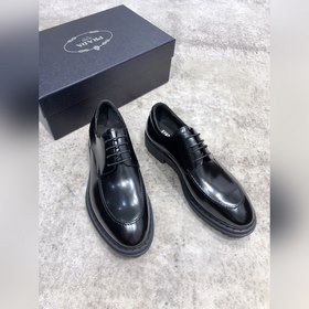 Новая модель Prada, одновременная продажа в фирменных магазинах,