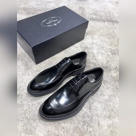 Новая модель Prada, одновременная продажа в фирменных магазинах,