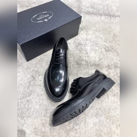 Новая модель Prada, одновременная продажа в фирменных магазинах,