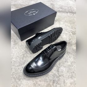 Новая модель Prada, одновременная продажа в фирменных магазинах, 