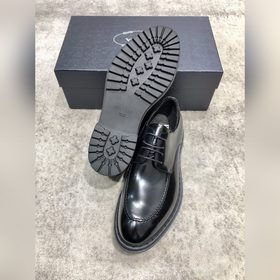 Новая модель Prada, одновременная продажа в фирменных магазинах, 