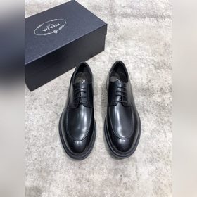 Новая модель Prada, одновременная продажа в фирменных магазинах,