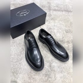 Новая модель Prada, одновременная продажа в фирменных магазинах,